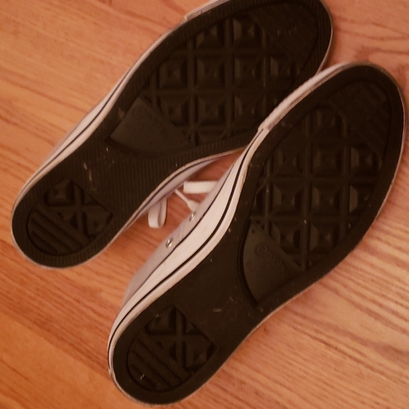 Converse low top gray shoes - Picture 2 of 4